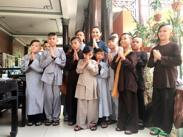 23 người con của Phi Nhung gồm những ai và sống thế nào trước khi mẹ nuôi qua đời? - Ảnh 20. 23 người con của Phi Nhung gồm những ai và sống thế nào trước khi mẹ nuôi qua đời? - Ảnh 20.