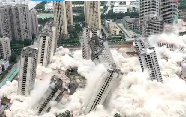  Clip: 15 tòa cao ốc cùng sụp đổ thành cát bụi chỉ trong vài giây, tưởng thảm họa nhưng đều do con người tính toán cả - Ảnh 2.