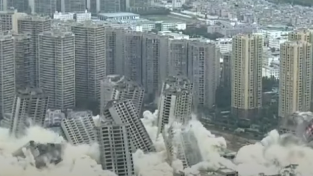  Clip: 15 tòa cao ốc cùng sụp đổ thành cát bụi chỉ trong vài giây, tưởng thảm họa nhưng đều do con người tính toán cả - Ảnh 3.