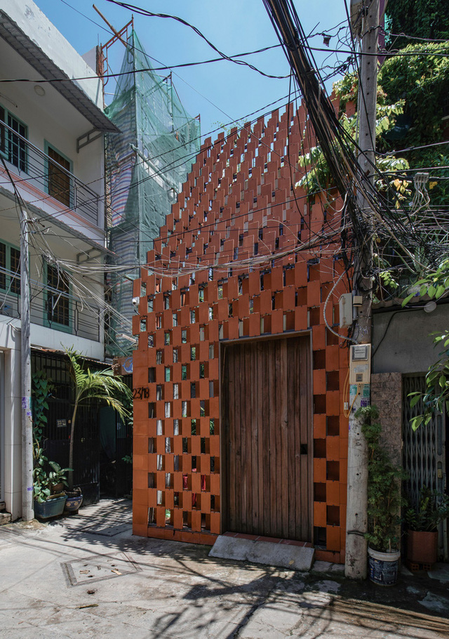  Xiêu lòng với ngôi nhà 30m2 sâu trong hẻm nhỏ Sài Gòn, mặt tiền toàn gạch gốm hút gió và ánh sáng trên cả tuyệt vời  - Ảnh 1.