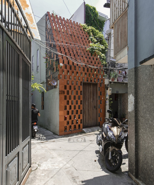  Xiêu lòng với ngôi nhà 30m2 sâu trong hẻm nhỏ Sài Gòn, mặt tiền toàn gạch gốm hút gió và ánh sáng trên cả tuyệt vời  - Ảnh 2.