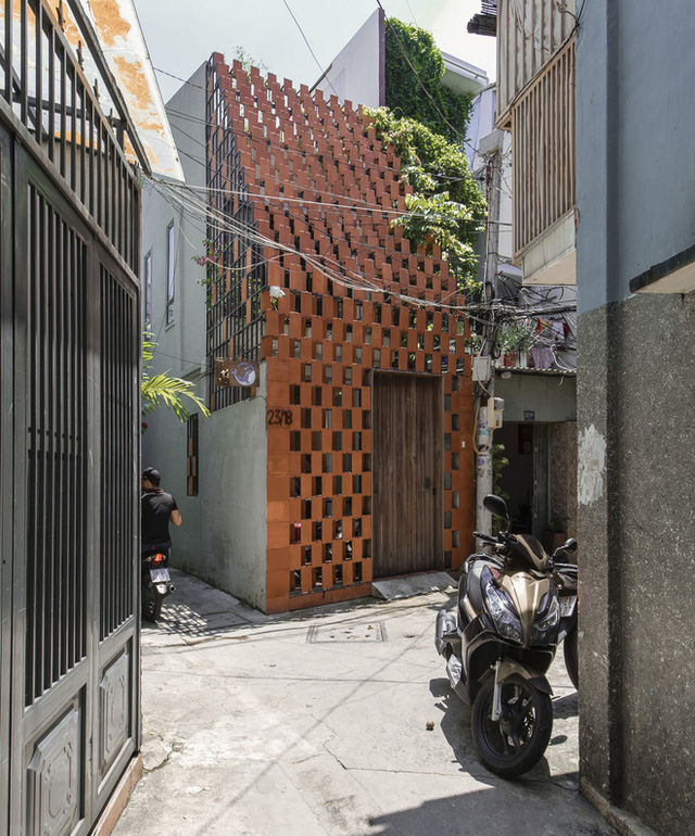  Xiêu lòng với ngôi nhà 30m2 sâu trong hẻm nhỏ Sài Gòn, mặt tiền toàn gạch gốm hút gió và ánh sáng trên cả tuyệt vời  - Ảnh 2.