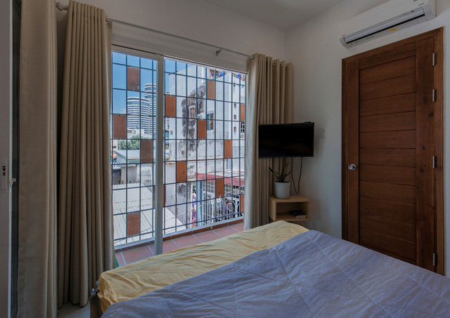  Xiêu lòng với ngôi nhà 30m2 sâu trong hẻm nhỏ Sài Gòn, mặt tiền toàn gạch gốm hút gió và ánh sáng trên cả tuyệt vời  - Ảnh 14.