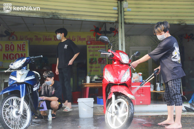  Buổi chiều như 30 Tết ở Sài Gòn sau gần 90 ngày giãn cách: Người dọn dẹp nhà cửa, người dắt xe đi sửa, ai cũng háo hức đợi ngày mai nới lỏng - Ảnh 4.