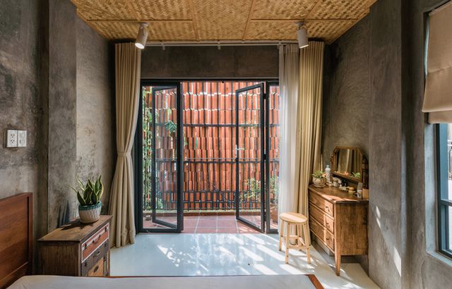  Xiêu lòng với ngôi nhà 30m2 sâu trong hẻm nhỏ Sài Gòn, mặt tiền toàn gạch gốm hút gió và ánh sáng trên cả tuyệt vời  - Ảnh 10.