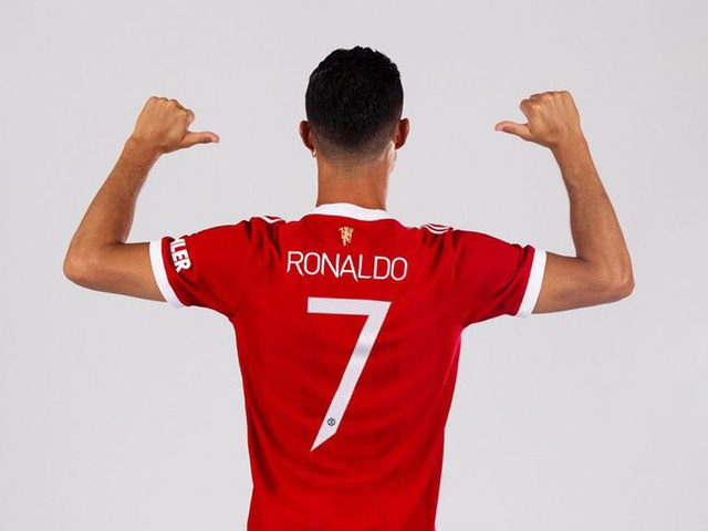  Man United lập kỷ lục thu về 1.366 tỷ từ bán áo đấu Ronaldo sau 12h, bao giờ thu hồi vốn? - Ảnh 1.