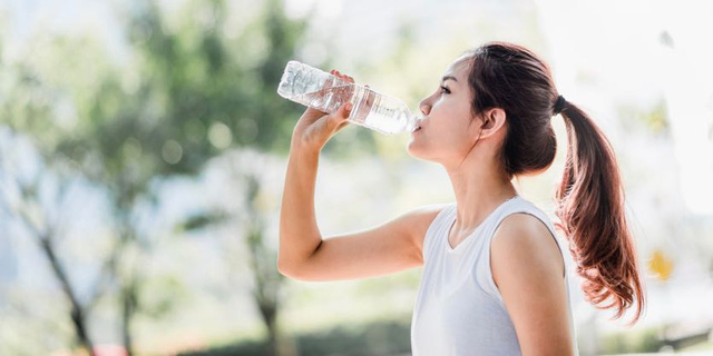 Uống nhiều nước tốt cho cơ thể, tuy nhiên có hai mốc thời gian trong ngày cần đặc biệt lưu ý: Vào thời điểm này uống nước càng ít càng tốt - Ảnh 1.