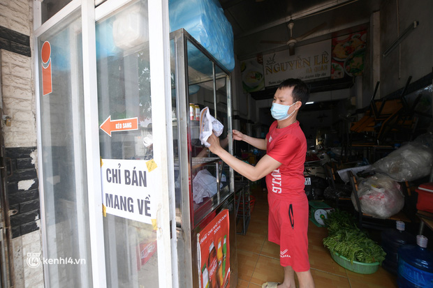  Người dân vùng xanh ở Hà Nội tất bật mở lại cửa hàng sau nhiều ngày giãn cách: Được bán trở lại, tôi vẫn còn ngỡ là mơ - Ảnh 1.