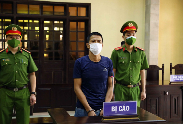  Hà Nội: Gã đàn ông bóp cổ công an, cầm gạch đe dọa đòi thông chốt kiểm soát dịch lĩnh án 33 tháng tù giam - Ảnh 1.