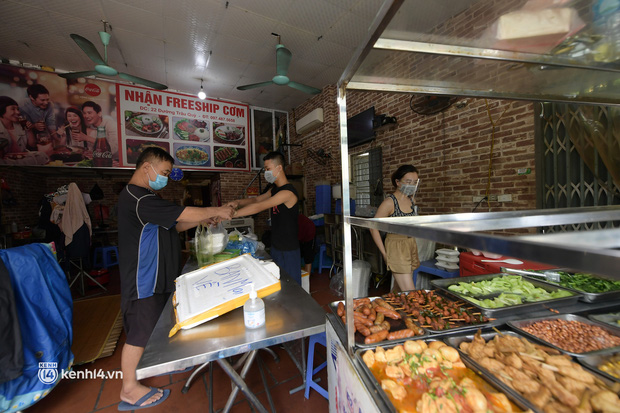  Người dân vùng xanh ở Hà Nội tất bật mở lại cửa hàng sau nhiều ngày giãn cách: Được bán trở lại, tôi vẫn còn ngỡ là mơ - Ảnh 5.