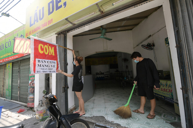  Người dân vùng xanh ở Hà Nội tất bật mở lại cửa hàng sau nhiều ngày giãn cách: Được bán trở lại, tôi vẫn còn ngỡ là mơ - Ảnh 8.