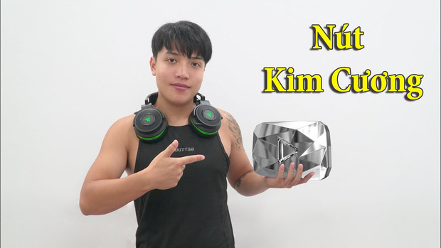  YouTuber nhảm nhí số 1 vừa có nút Kim Cương đã tuyên bố nghỉ ngơi vài tháng, netizen khuyên: Hay anh thử giải nghệ luôn? - Ảnh 1.