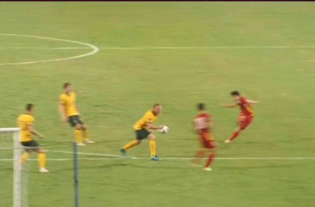 Vì sao tuyển Việt Nam không được hưởng penalty dù cầu thủ Australia để bóng chạm tay? - Ảnh 1.
