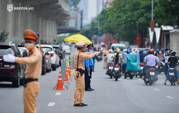  Thủ tướng yêu cầu Hà Nội điều chỉnh bất cập trong việc cấp Giấy đi đường - Ảnh 1.