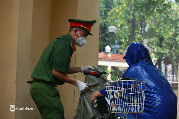  Hà Nội: Người thân đội mưa tầm tã tiếp tế cho khu phong toả hơn 1.200 dân chợ Đại Từ - Ảnh 11.