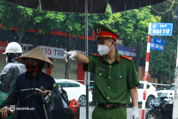  Hà Nội: Người thân đội mưa tầm tã tiếp tế cho khu phong toả hơn 1.200 dân chợ Đại Từ - Ảnh 3.