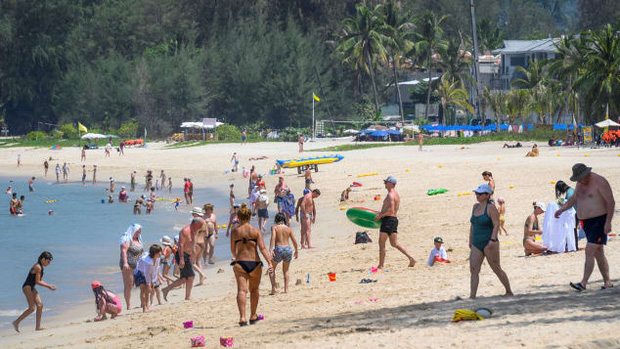  Cảnh tượng không ai có thể ngờ ở Thái Lan: Phuket trống vắng như hoang đảo, giảm 99% du khách, hướng dẫn viên tự vẫn vì túng quẫn - Ảnh 3.