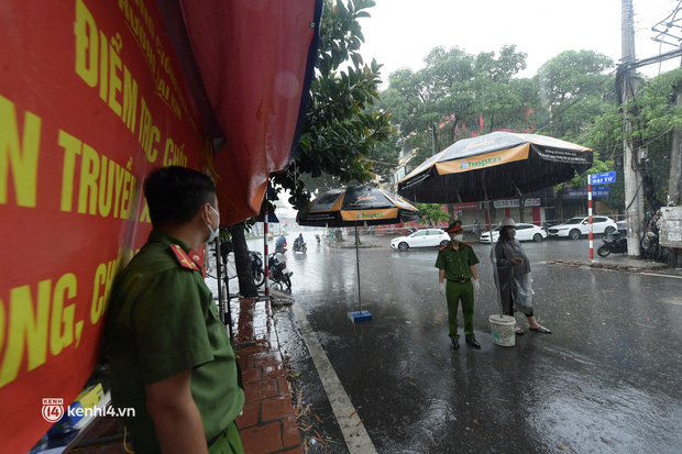  Hà Nội: Người thân đội mưa tầm tã tiếp tế cho khu phong toả hơn 1.200 dân chợ Đại Từ - Ảnh 5.