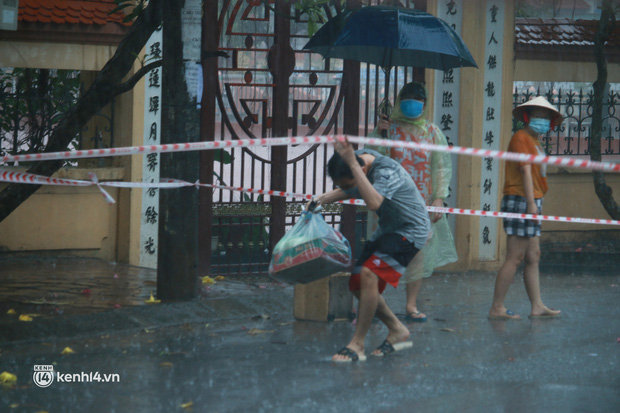  Hà Nội: Người thân đội mưa tầm tã tiếp tế cho khu phong toả hơn 1.200 dân chợ Đại Từ - Ảnh 7.