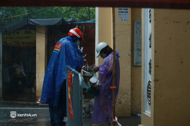 Hà Nội: Người thân đội mưa tầm tã tiếp tế cho khu phong toả hơn 1.200 dân chợ Đại Từ - Ảnh 9.