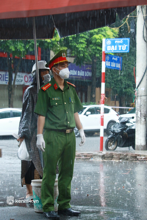  Hà Nội: Người thân đội mưa tầm tã tiếp tế cho khu phong toả hơn 1.200 dân chợ Đại Từ - Ảnh 10.