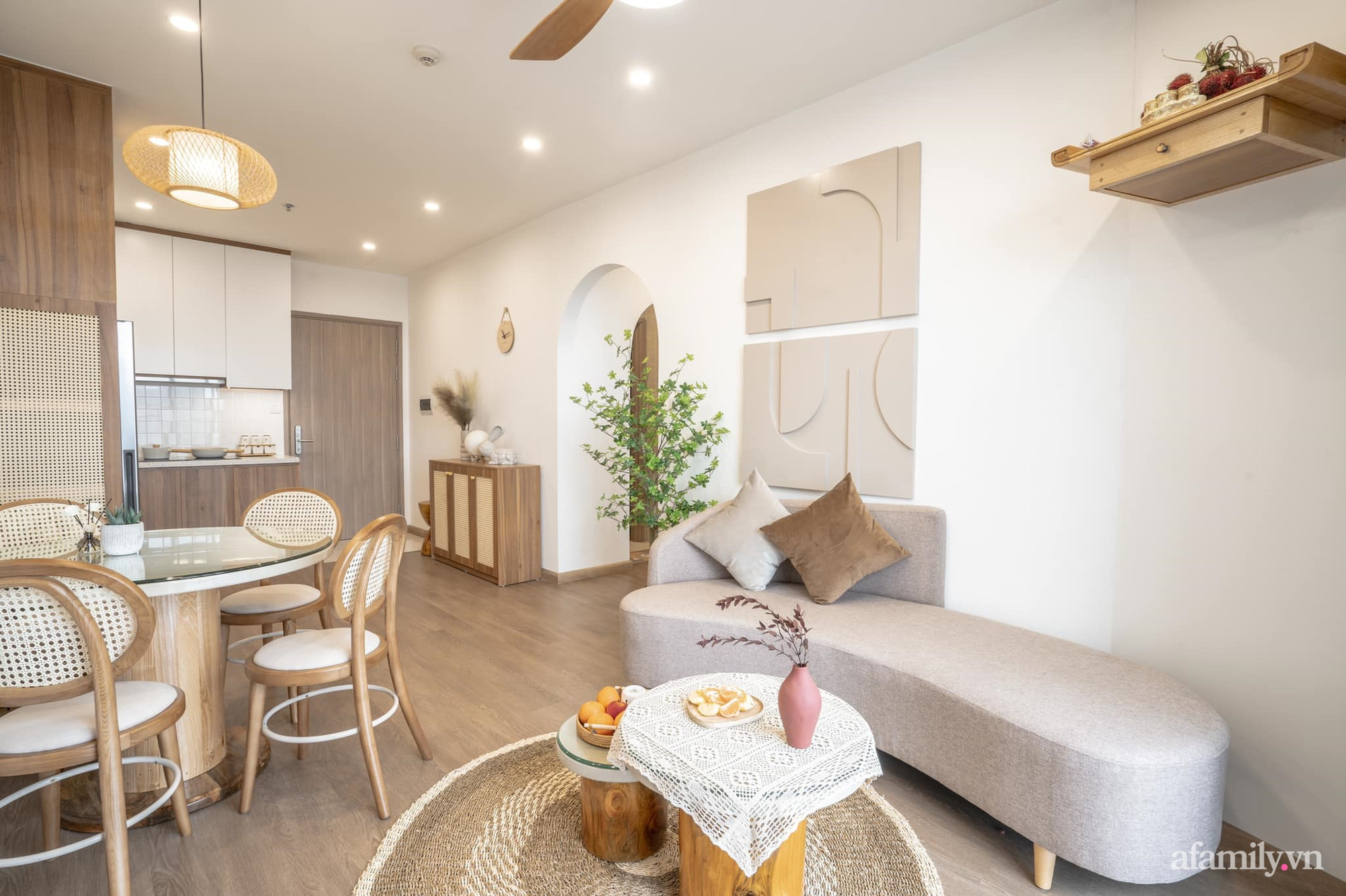 Căn hộ 54m² nội thất tối giản theo tone vàng nâu đẹp đến từng centimet ...