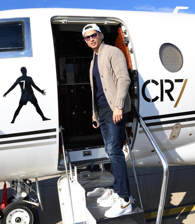 Bên trong máy bay giá 28 triệu đô của Ronaldo: 10 năm tuổi nhưng vẫn thuộc top xa xỉ, rộng 80 m2, tiện nghi không kém căn chung cư - Ảnh 1.