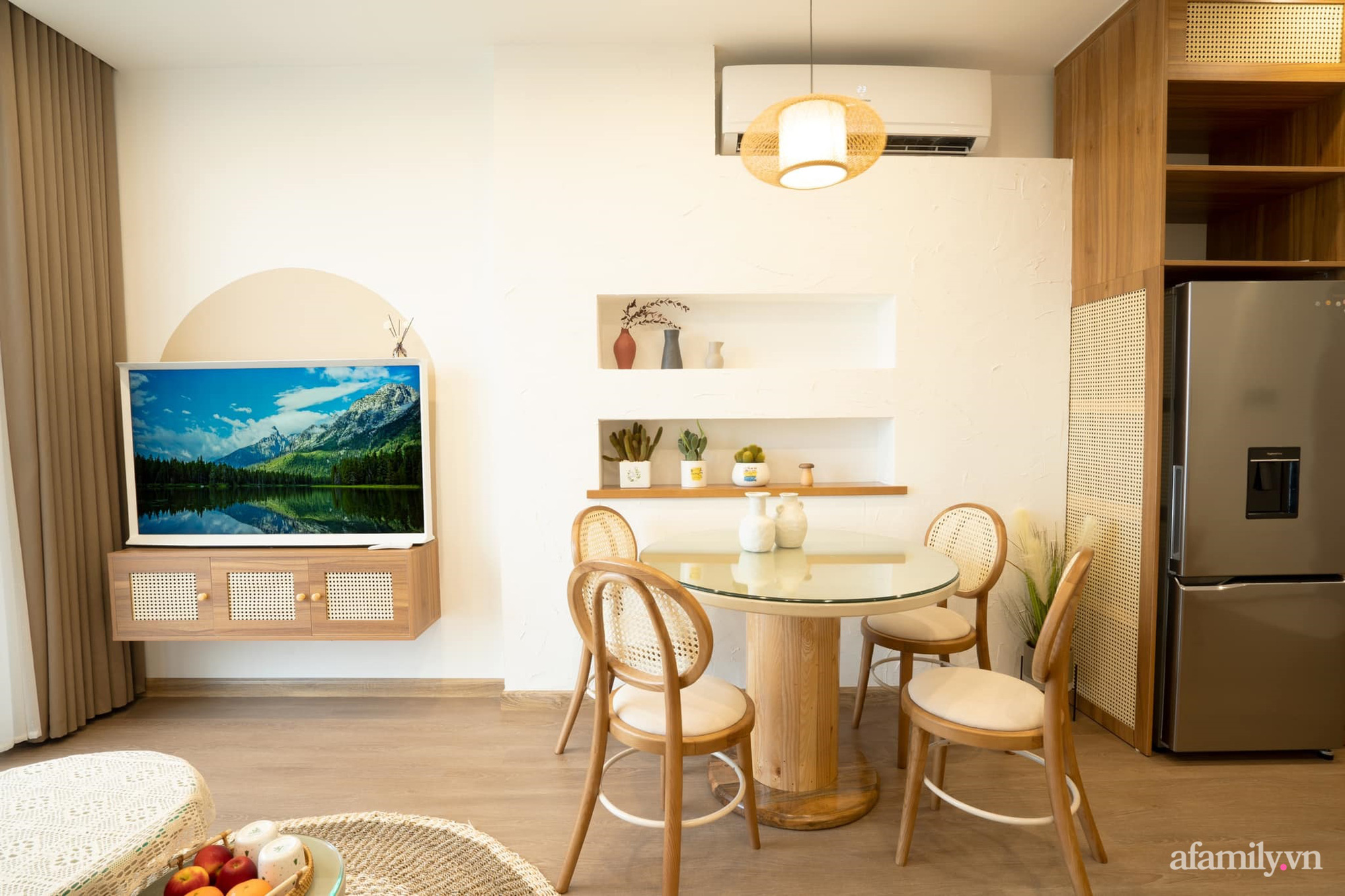 Căn hộ 54m² nội thất tối giản theo tone vàng nâu đẹp đến từng centimet ...
