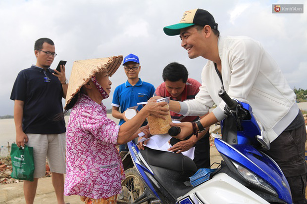  Giữa lùm xùm từ thiện, MC Phan Anh bỗng dưng tung 6,5kg sao kê 24 tỷ kêu gọi cứu trợ miền Trung năm 2016 - Ảnh 7.