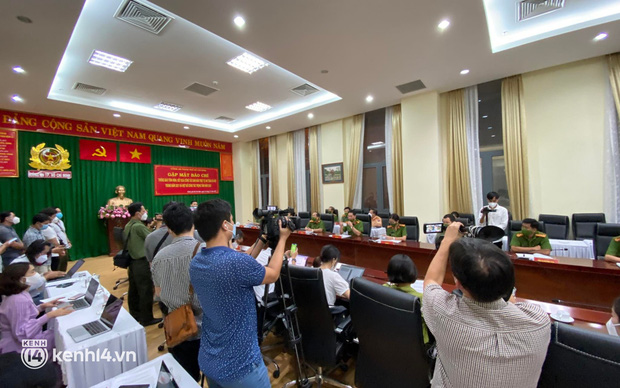 Họp báo chính thức vụ bé gái 8 tuổi bị “dì ghẻ” bạo hành: “Nếu đủ cơ sở, chúng tôi sẽ thay đổi tội danh của 2 đối tượng” - Ảnh 2. Họp báo chính thức vụ bé gái 8 tuổi bị “dì ghẻ” bạo hành: “Nếu đủ cơ sở, chúng tôi sẽ thay đổi tội danh của 2 đối tượng” - Ảnh 2.