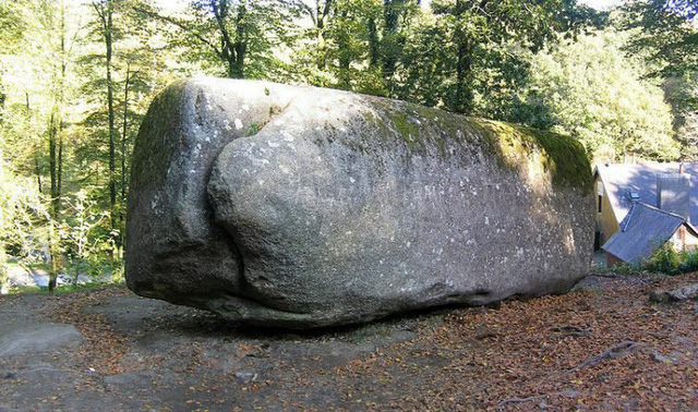  The Trembling Rock – Tảng đá nặng 132 tấn mà bất cứ ai cũng có thể di chuyển được nó  - Ảnh 1.