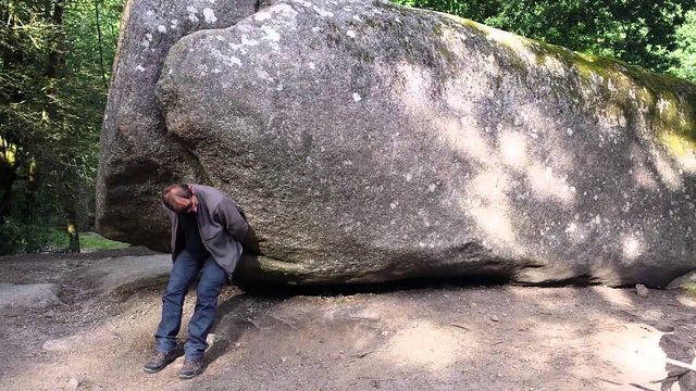  The Trembling Rock – Tảng đá nặng 132 tấn mà bất cứ ai cũng có thể di chuyển được nó  - Ảnh 2.