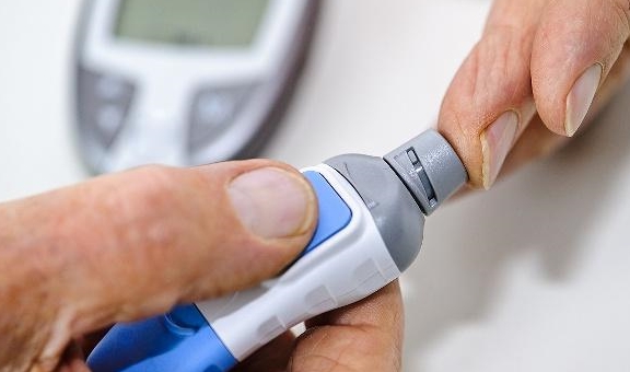 3 tín hiệu cho thấy bệnh tiểu đường ngày càng nặng, bác sĩ khuyến cáo để hạ đường huyết nhanh cần tăng cường tiêu thụ 6 loại rau này - Ảnh 1.