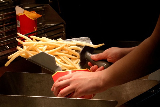 Thiếu hàng trầm trọng, McDonalds Nhật Bản chỉ bán cho khách khoai tây chiên cỡ nhỏ - Ảnh 2.