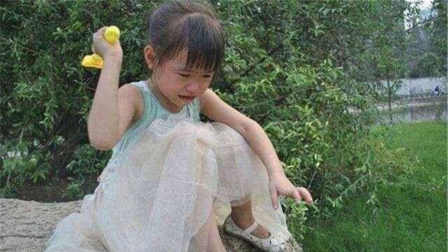 Con gái hỏi: Con và em trai cùng rơi xuống nước, mẹ cứu ai trước? - Câu trả lời của người mẹ khiến cô bé làm 1 hành động đáng lo - Ảnh 2. Con gái hỏi: Con và em trai cùng rơi xuống nước, mẹ cứu ai trước? - Câu trả lời của người mẹ khiến cô bé làm 1 hành động đáng lo - Ảnh 2.