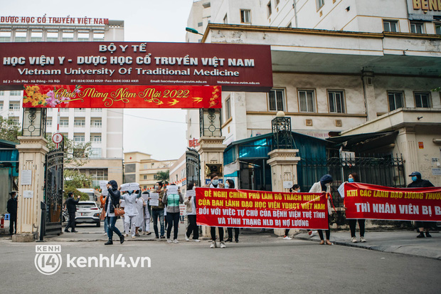  Ngày thứ 2, gần 50 y bác sĩ ở Hà Nội xuống đường cầu cứu vì bị khất lương 8 tháng: Chúng tôi đã đến đường cùng, không còn lựa chọn nào khác - Ảnh 1.