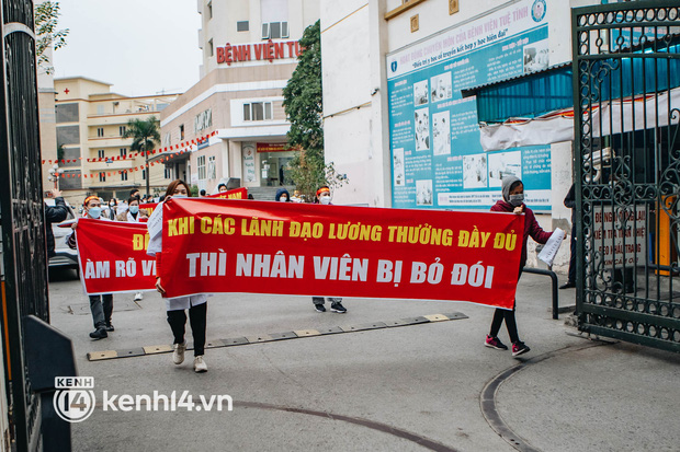  Ngày thứ 2, gần 50 y bác sĩ ở Hà Nội xuống đường cầu cứu vì bị khất lương 8 tháng: Chúng tôi đã đến đường cùng, không còn lựa chọn nào khác - Ảnh 2.