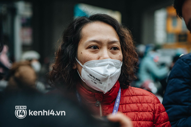  Ngày thứ 2, gần 50 y bác sĩ ở Hà Nội xuống đường cầu cứu vì bị khất lương 8 tháng: Chúng tôi đã đến đường cùng, không còn lựa chọn nào khác - Ảnh 5.