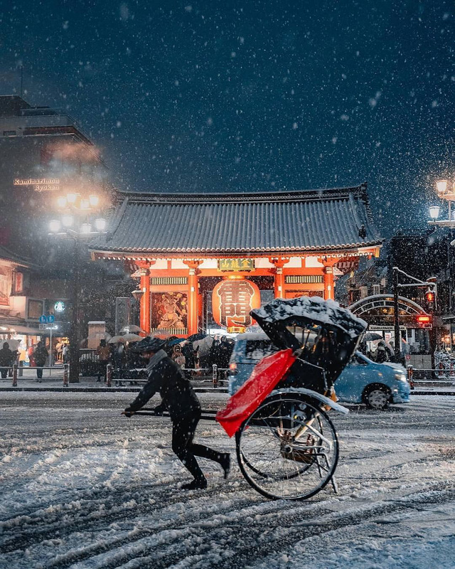 Hình ảnh về Tokyo mùa đông sẽ khiến bạn không thể rời mắt khỏi chúng. Những tòa nhà cao tầng phủ đầy tuyết và những cây cối cùng với dòng sông Sumida tạo nên một bức tranh tuyệt đẹp của thủ đô Nhật Bản vào mùa đông.