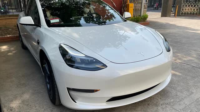 Vừa nộp trước bạ gần 300 triệu đồng, chủ xe Tesla Model 3 tại Việt Nam ngậm ngùi khi biết tin sắp miễn 100% trước bạ - Ảnh 1.