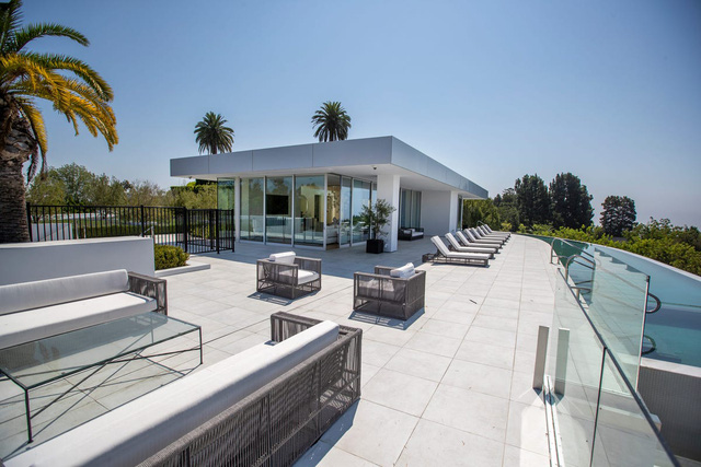  Bên trong siêu dinh thự gần 10.000 m2 tại Los Angeles, được niêm yết 295 triệu USD và sắp đấu giá  - Ảnh 23.