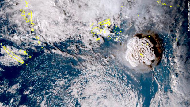 Chi tiết vụ núi lửa đáy Thái Bình Dương phun trào: Bùng nổ tới 2 lần, dữ dội đến mức quan sát được từ vệ tinh, sóng thần quét qua nhiều nước - Ảnh 1.