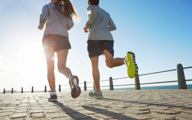 Đi bộ nhanh hay chậm thì giúp kéo dài tuổi thọ tốt hơn? Bác sĩ chuyên khoa xương khớp chỉ ra cách để đi bộ 8.000 bước mỗi ngày mà không đau đầu gối - Ảnh 2.