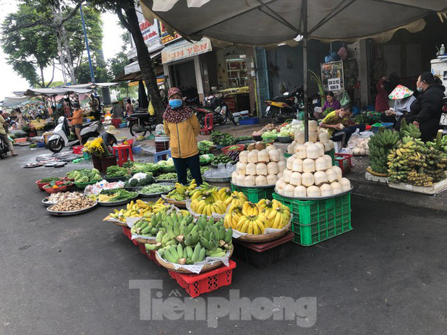 Rằm tháng Chạp: Hoa trái ê hề, giá rẻ chưa từng thấy - Ảnh 4.