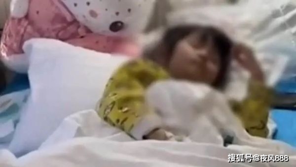 Bị mẹ kế bạo hành 20 ngày, cô bé 4 tuổi cấp cứu vì suy đa tạng, nguy cơ bị cắt cụt 2 chân - Ảnh 2.