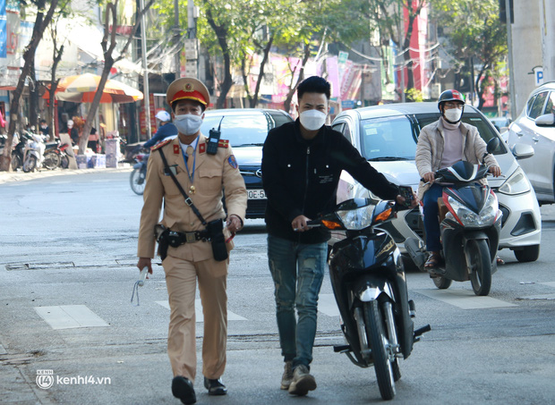 Hà Nội: Người đi xe máy ngỡ ngàng vì không đội mũ bảo hiểm bị xử phạt gấp đôi mức cũ - Ảnh 4.