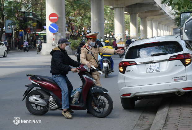 Hà Nội: Người đi xe máy ngỡ ngàng vì không đội mũ bảo hiểm bị xử phạt gấp đôi mức cũ - Ảnh 5.