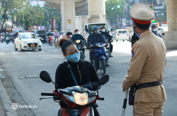 Hà Nội: Người đi xe máy ngỡ ngàng vì không đội mũ bảo hiểm bị xử phạt gấp đôi mức cũ - Ảnh 9.