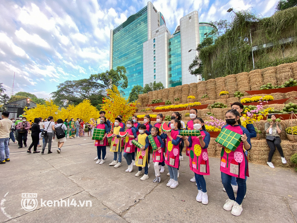 Ảnh: Phố ông đồ, đường mai vàng ở TP.HCM đã mở cửa, không khí Tết tràn ngập hơn bao giờ hết - Ảnh 2.