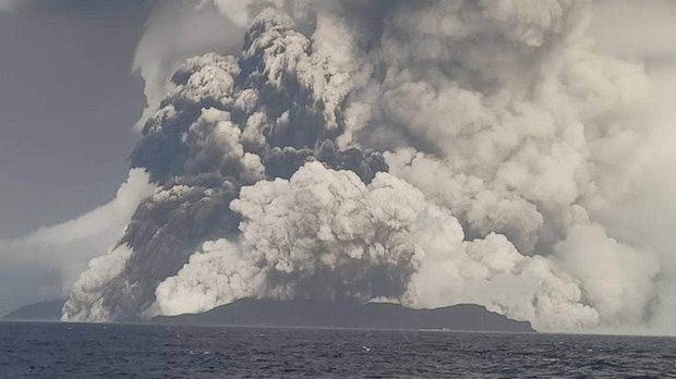  Khoảnh khắc núi lửa ngầm Tonga phun trào tạo ra âm thanh lớn khủng khiếp, vang tới tận Alaska cách xa gần 10 nghìn cây số - Ảnh 2.